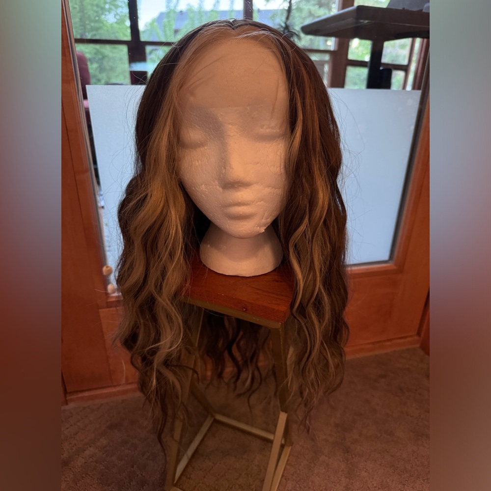 NWT Chelsey Smith Cosmetics Crowns Brianna T-Part wavy Brunette Wig BEAUTIFUL!